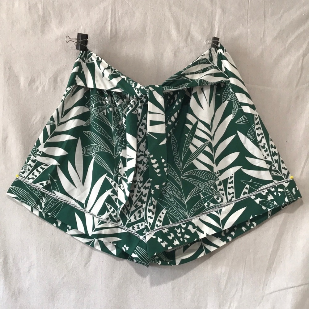 Bloomchic tropical print knit front shorts size 28